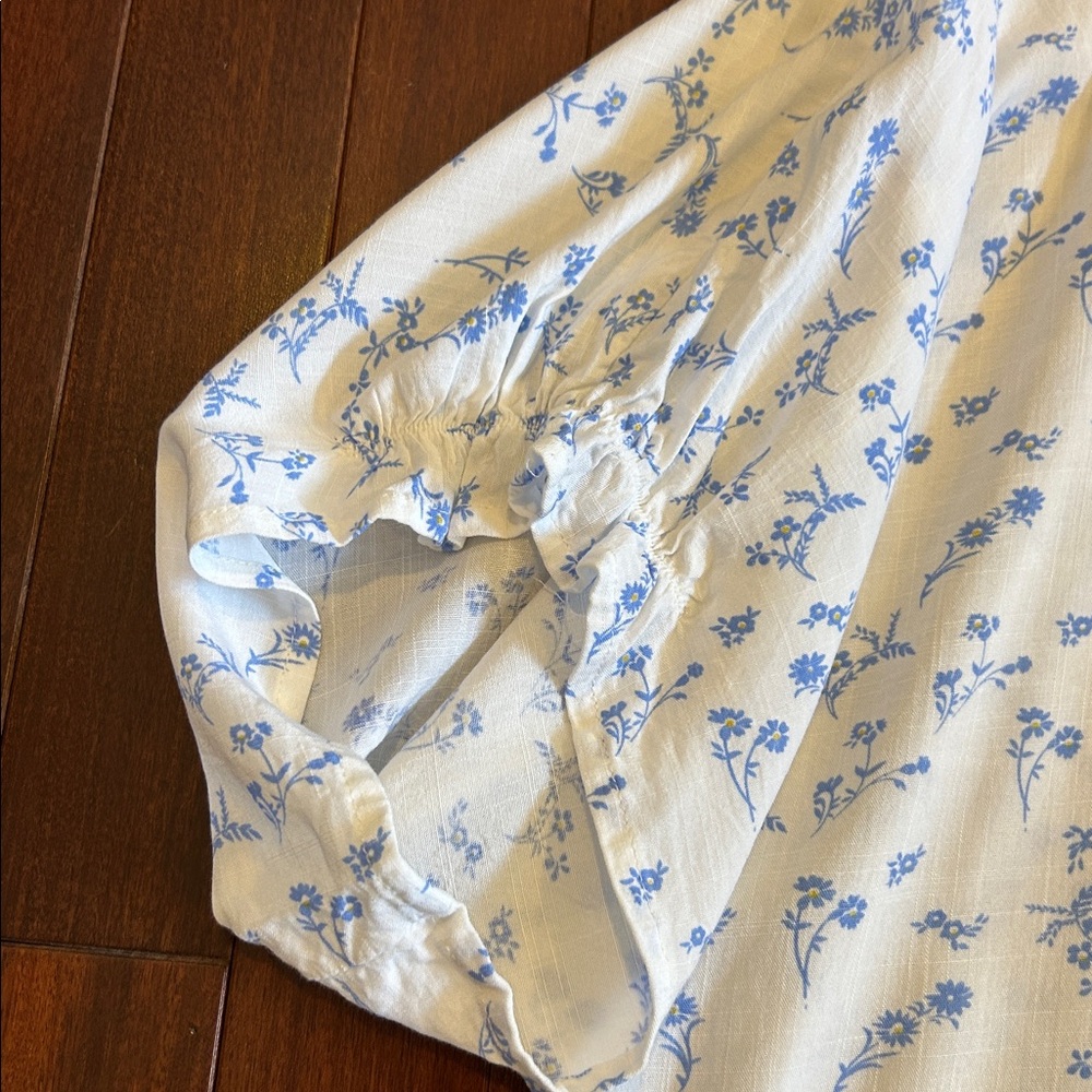 Fun 2 Fun Floral Blue and White Women's Top - Picture 4 of 7